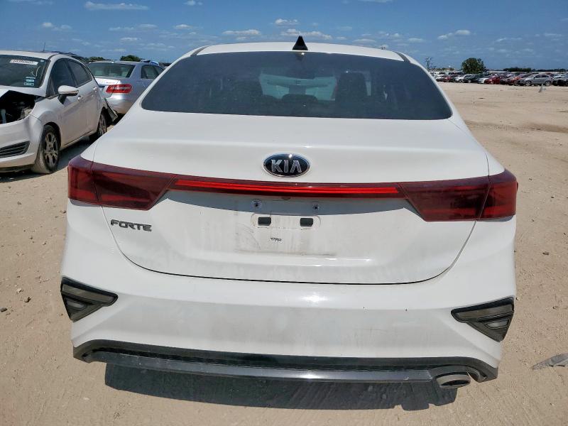 3KPF24AD1ME372294 - 2021 KIA FORTE FE WHITE photo 6