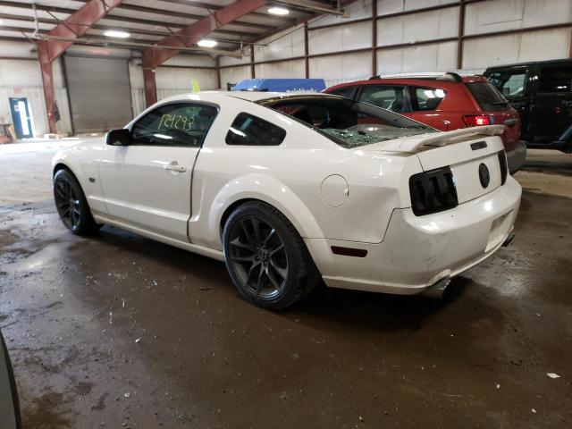 1ZVHT82H085151864 - 2008 FORD MUSTANG GT WHITE photo 2