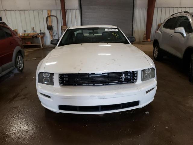 1ZVHT82H085151864 - 2008 FORD MUSTANG GT WHITE photo 5