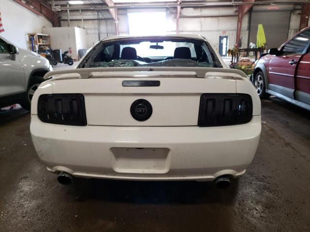 1ZVHT82H085151864 - 2008 FORD MUSTANG GT WHITE photo 6