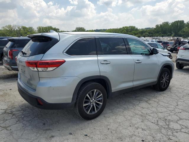 5TDKZRFH8KS558498 - 2019 TOYOTA HIGHLANDER SE 银色 照片 3