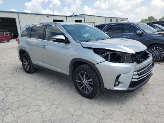 5TDKZRFH8KS558498 - 2019 TOYOTA HIGHLANDER SE 银色 照片 4