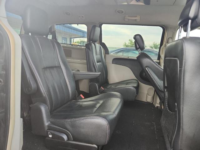 2C4RC1BG3GR111320 - 2016 CHRYSLER TOWN & COU TOURING GRAY photo 11