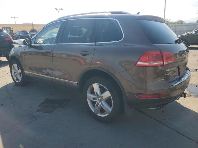 WVGEF9BP5ED010991 - 2014 VOLKSWAGEN TOUAREG V6 BROWN photo 2