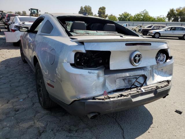 1ZVBP8AM9C5226241 - 2012 FORD MUSTANG SILVER photo 2