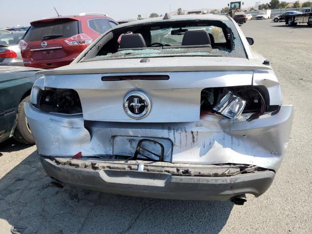 1ZVBP8AM9C5226241 - 2012 FORD MUSTANG SILVER photo 6