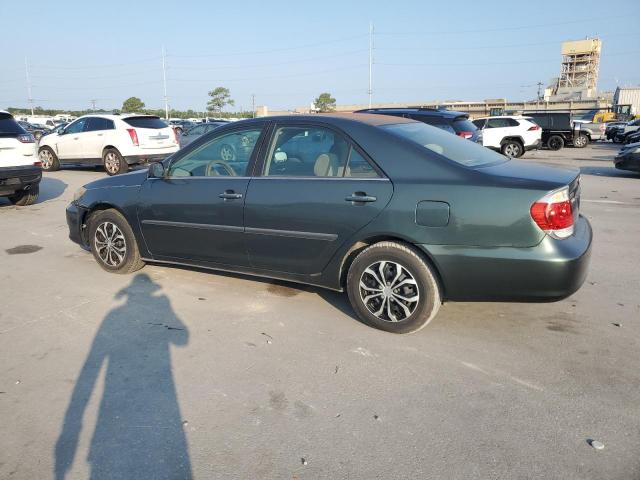4T1BE32K55U070096 - 2005 TOYT CAMRY LE GREEN photo 2