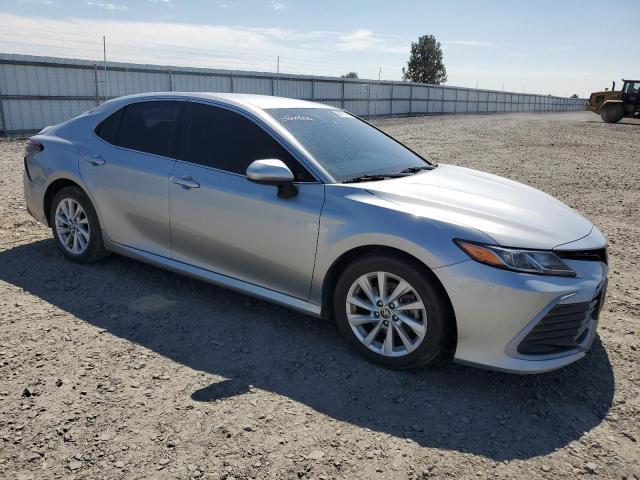 4T1C11AK5MU601155 - 2021 TOYOTA CAMRY LE SILVER photo 4