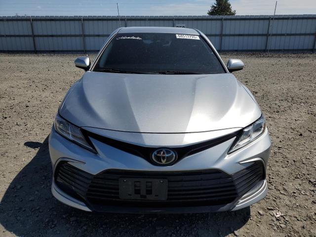 4T1C11AK5MU601155 - 2021 TOYOTA CAMRY LE SILVER photo 5