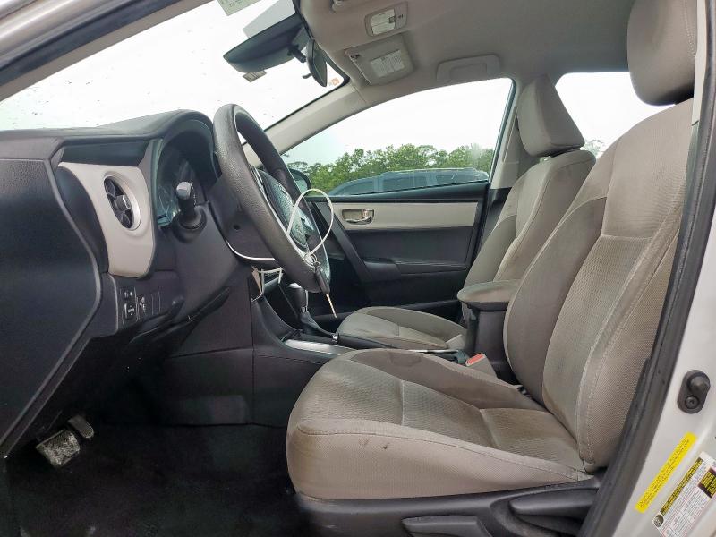 5YFBURHE5JP744721 - 2018 TOYOTA COROLLA L 银色 照片 7