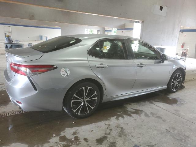JTNB11HK6J3011534 - 2018 TOYOTA CAMRY L 银色 照片 3