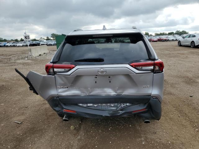 JTMW1RFV6KD005374 - 2019 TOYOTA RAV4 XLE رمادي صورة 6