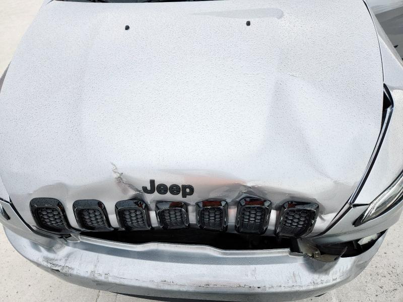 1C4PJLCB8JD620275 - 2018 JEEP CHEROKEE LATITUDE SILVER photo 11