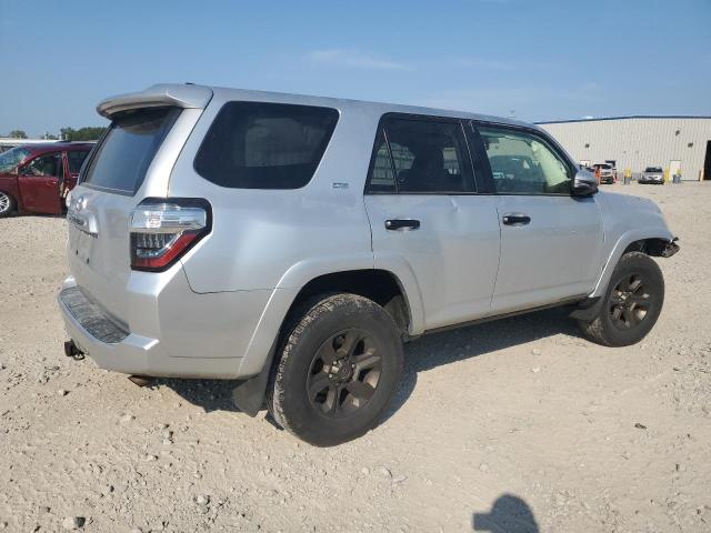 JTEBU5JR9J5497914 - 2018 TOYOTA 4RUNNER SR5/SR5 PREMIUM Silber Foto 3