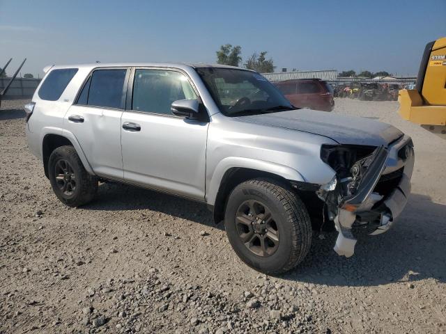 JTEBU5JR9J5497914 - 2018 TOYOTA 4RUNNER SR5/SR5 PREMIUM Silber Foto 4