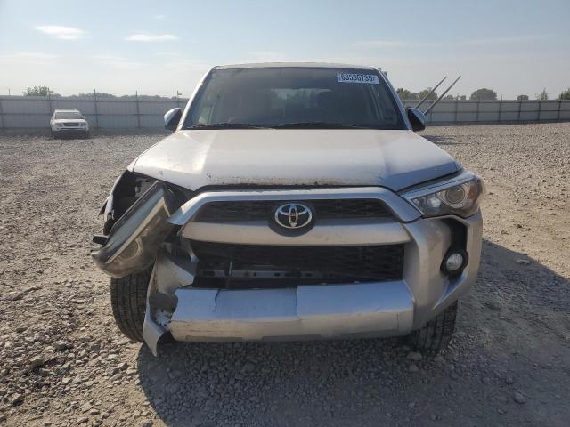 JTEBU5JR9J5497914 - 2018 TOYOTA 4RUNNER SR5/SR5 PREMIUM Silber Foto 5