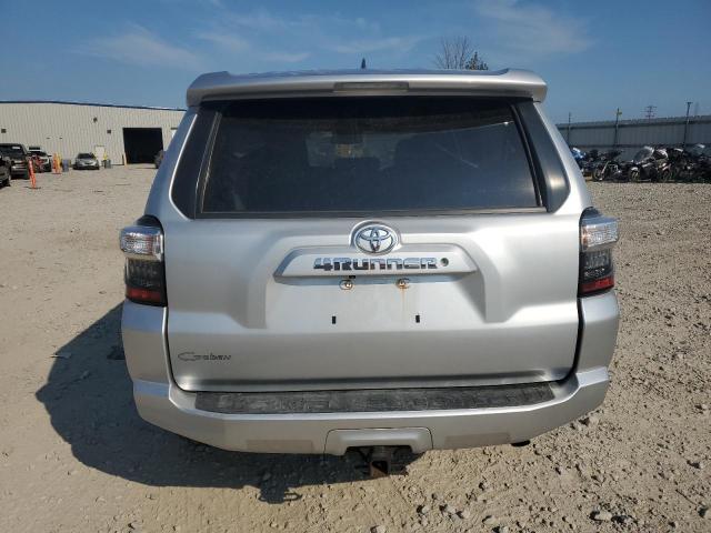JTEBU5JR9J5497914 - 2018 TOYOTA 4RUNNER SR5/SR5 PREMIUM Silber Foto 6