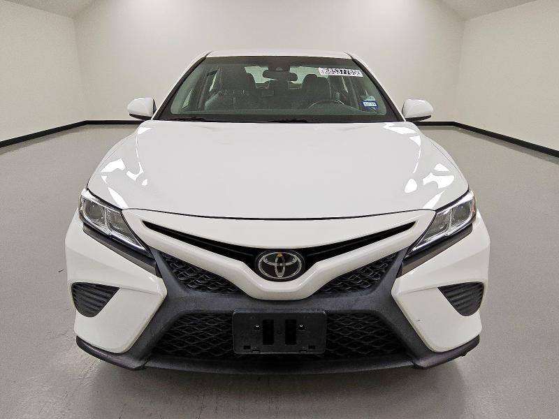 4T1B11HK1JU085597 - 2018 TOYOTA CAMRY L WHITE photo 5