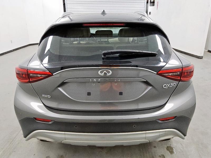 SJKCH5CR2JA055541 - 2018 INFINITI QX30 BASE 灰色 照片 6