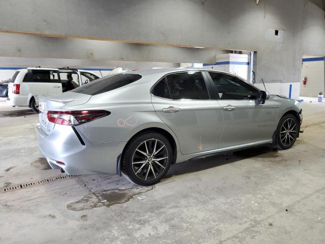4T1G11AK8NU062114 - 2022 TOYOTA CAMRY SE 银色 照片 3