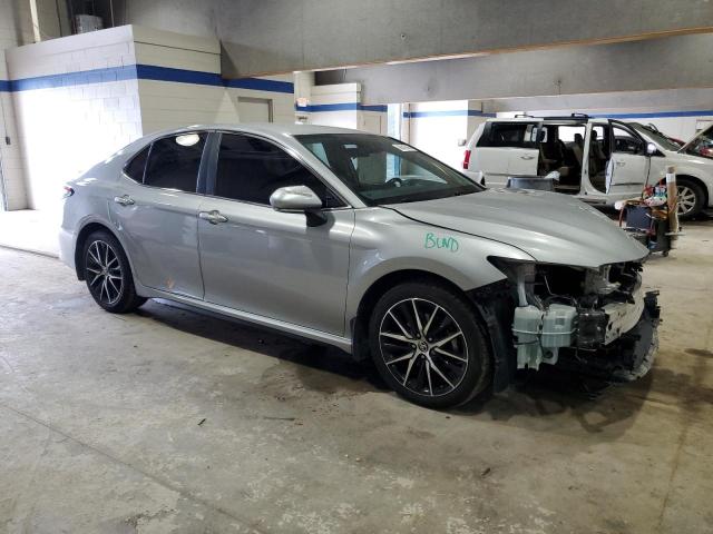 4T1G11AK8NU062114 - 2022 TOYOTA CAMRY SE 银色 照片 4