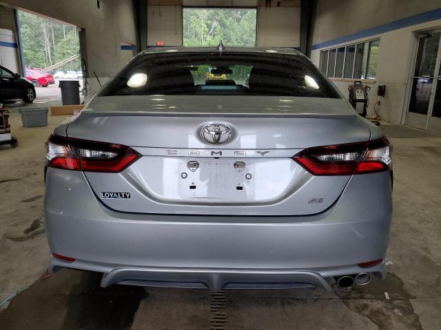 4T1G11AK8NU062114 - 2022 TOYOTA CAMRY SE 银色 照片 6