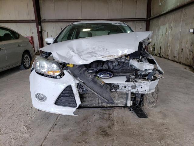 1FAHP3M26CL358255 - 2012 FORD FOCUS SEL WHITE photo 5