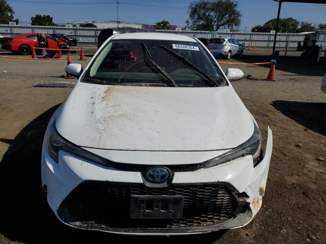 JTDEAMDE8MJ033974 - 2021 TOYOTA COROLLA LE WHITE photo 5