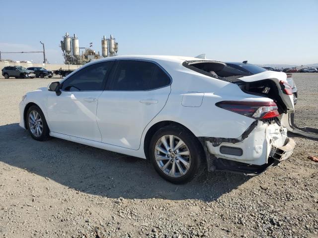 4T1C11AK2MU438819 - 2021 TOYOTA CAMRY LE WHITE photo 2