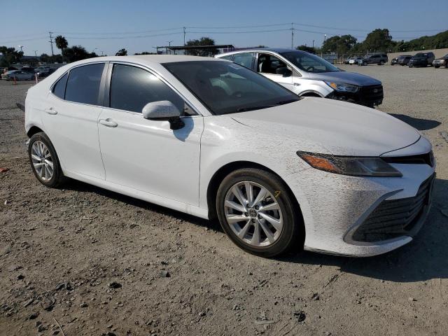 4T1C11AK2MU438819 - 2021 TOYOTA CAMRY LE WHITE photo 4