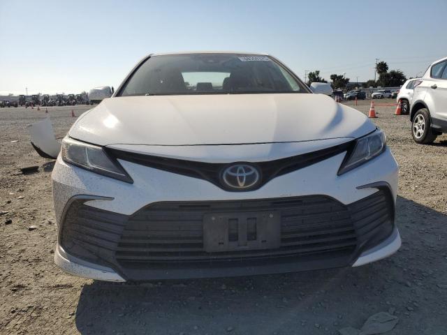 4T1C11AK2MU438819 - 2021 TOYOTA CAMRY LE WHITE photo 5