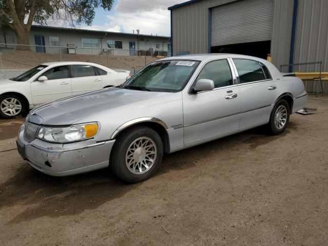 2000 LINCOLN TOWN CAR SIGNATURE, 