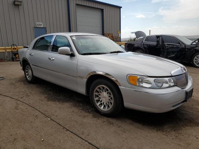 1LNHM82W4YY887568 - 2000 LINCOLN TOWN CAR SIGNATURE Srebrny zdjęcie 4