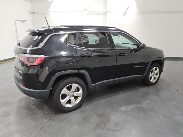 3C4NJDBB4JT239323 - 2018 JEEP COMPASS LATITUDE შავი ფოტო 3