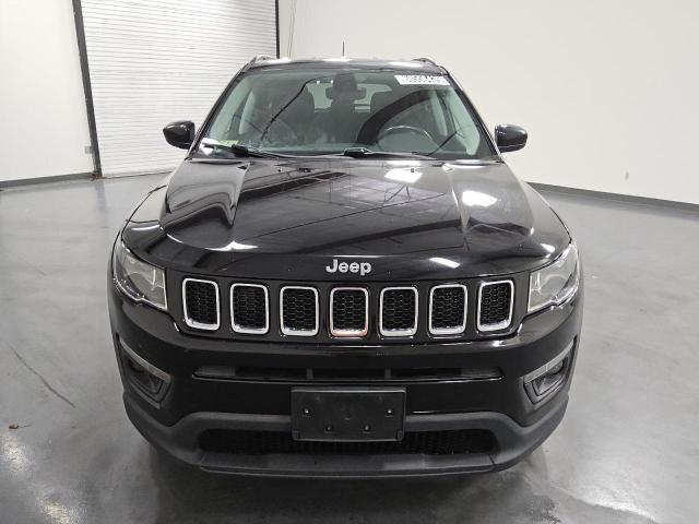 3C4NJDBB4JT239323 - 2018 JEEP COMPASS LATITUDE შავი ფოტო 5