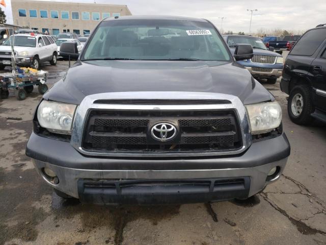 5TFDW5F1XBX191059 - 2011 TOYOTA TUNDRA CREWMAX SR5 CHARCOAL photo 5