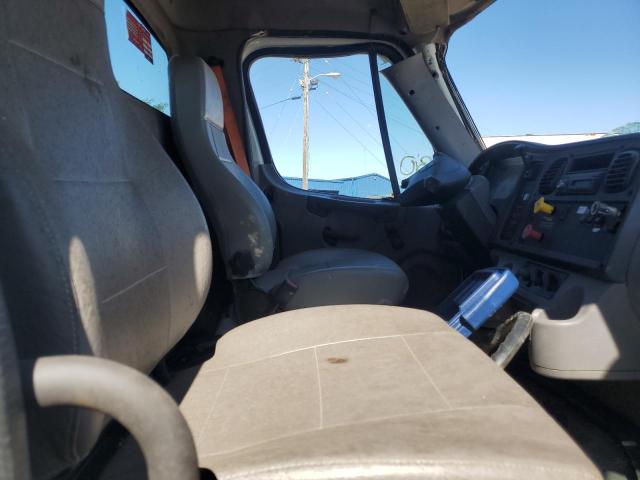 1FVDCXDT8HHHZ3932 - 2017 FREIGHTLINER M2 106 MEDIUM DUTY WHITE photo 5