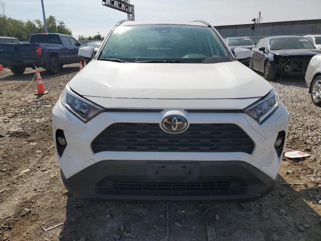 JTMP1RFV3KD039938 - 2019 TOYOTA RAV4 XLE WHITE photo 5