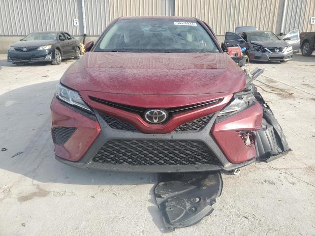 4T1B11HK1JU557426 - 2018 TOYOTA CAMRY L BURGUNDY photo 5