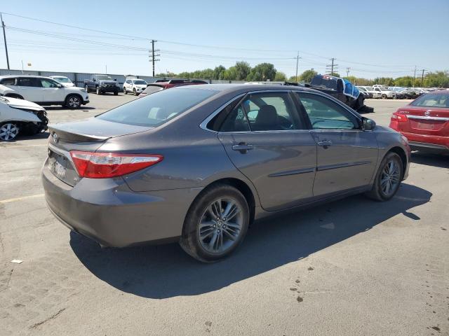 4T1BF1FK5GU253867 - 2016 TOYOTA CAMRY LE 灰色 照片 3