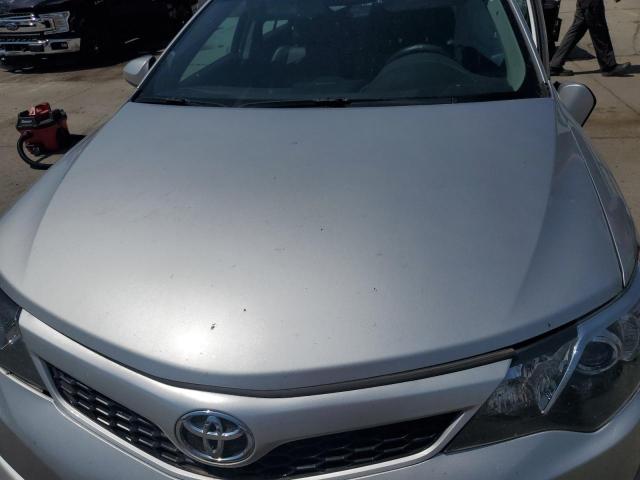 4T1BF1FK1DU281869 - 2013 TOYOTA CAMRY L Srebrny zdjęcie 11