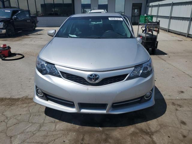 4T1BF1FK1DU281869 - 2013 TOYOTA CAMRY L Srebrny zdjęcie 5