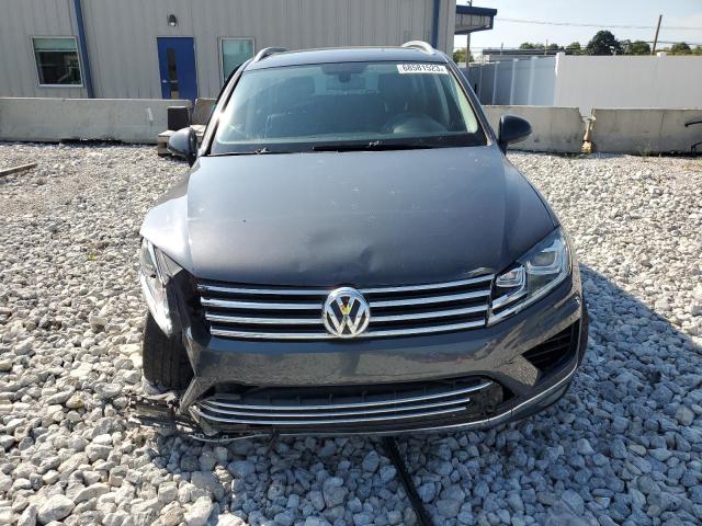 WVGEF9BP2FD001778 - 2015 VOLKSWAGEN TOUAREG V6 GRAY photo 5