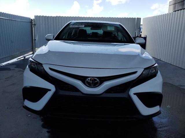 4T1G11AK3RU851809 - 2024 TOYOTA CAMRY SE NIGHT SHADE WHITE photo 5