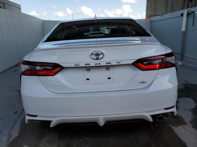 4T1G11AK3RU851809 - 2024 TOYOTA CAMRY SE NIGHT SHADE WHITE photo 6