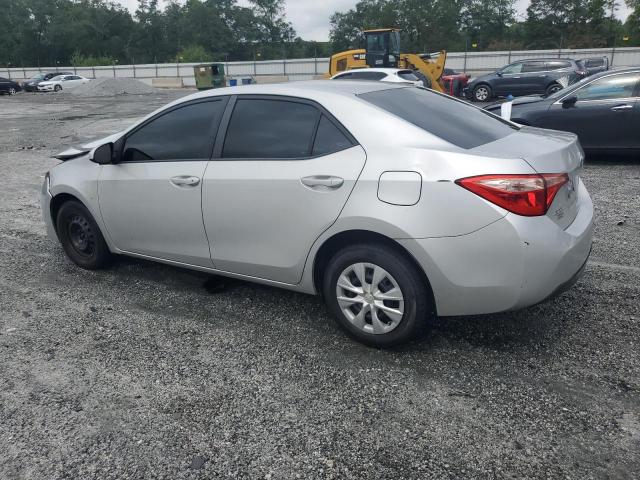 5YFBURHE4JP833082 - 2018 TOYOTA COROLLA L SILVER photo 2
