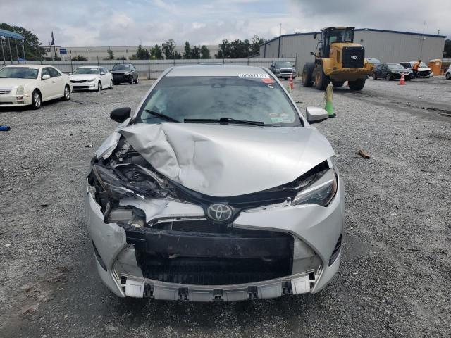 5YFBURHE4JP833082 - 2018 TOYOTA COROLLA L SILVER photo 5