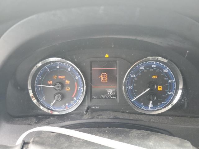 5YFBURHE4JP833082 - 2018 TOYOTA COROLLA L SILVER photo 9