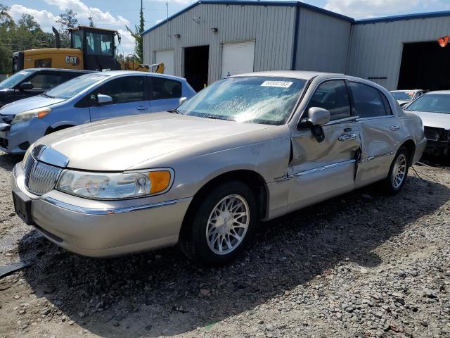 1LNHM82W52Y671719 - 2002 LINCOLN TOWN CAR SIGNATURE GOLD photo 1