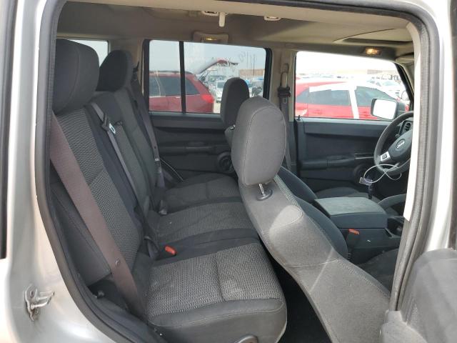 1J8HH48KX8C155473 - 2008 JEEP COMMANDER SPORT Silber Foto 10